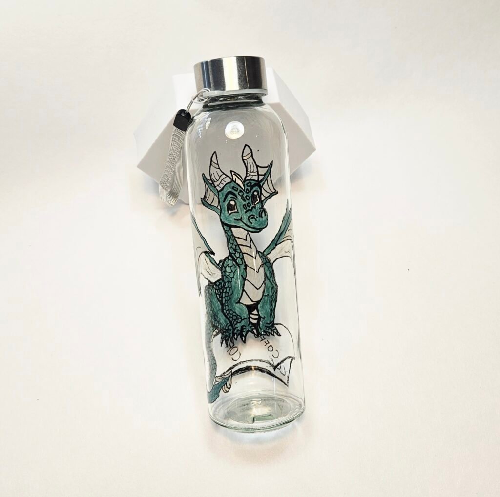 Bemalte Glas-Trinkflasche mit Metalldeckel und handgemaltem grünen Drachen mit Schriftbanner, aus dem Workshop Gläser bemalen in Wuppertal