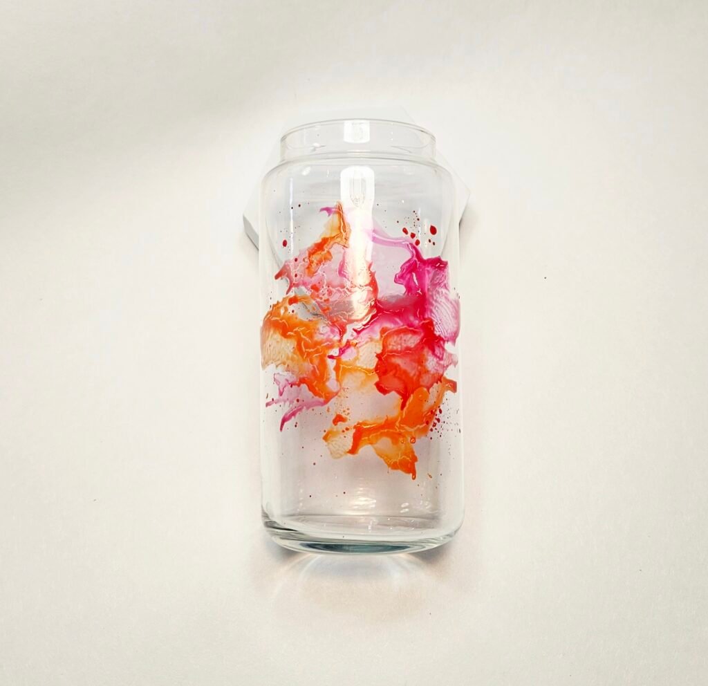 Bemaltes Glas mit abstraktem Farbverlauf in Orange, Pink und Rot, aus dem Workshop Gläser bemalen in Wuppertal