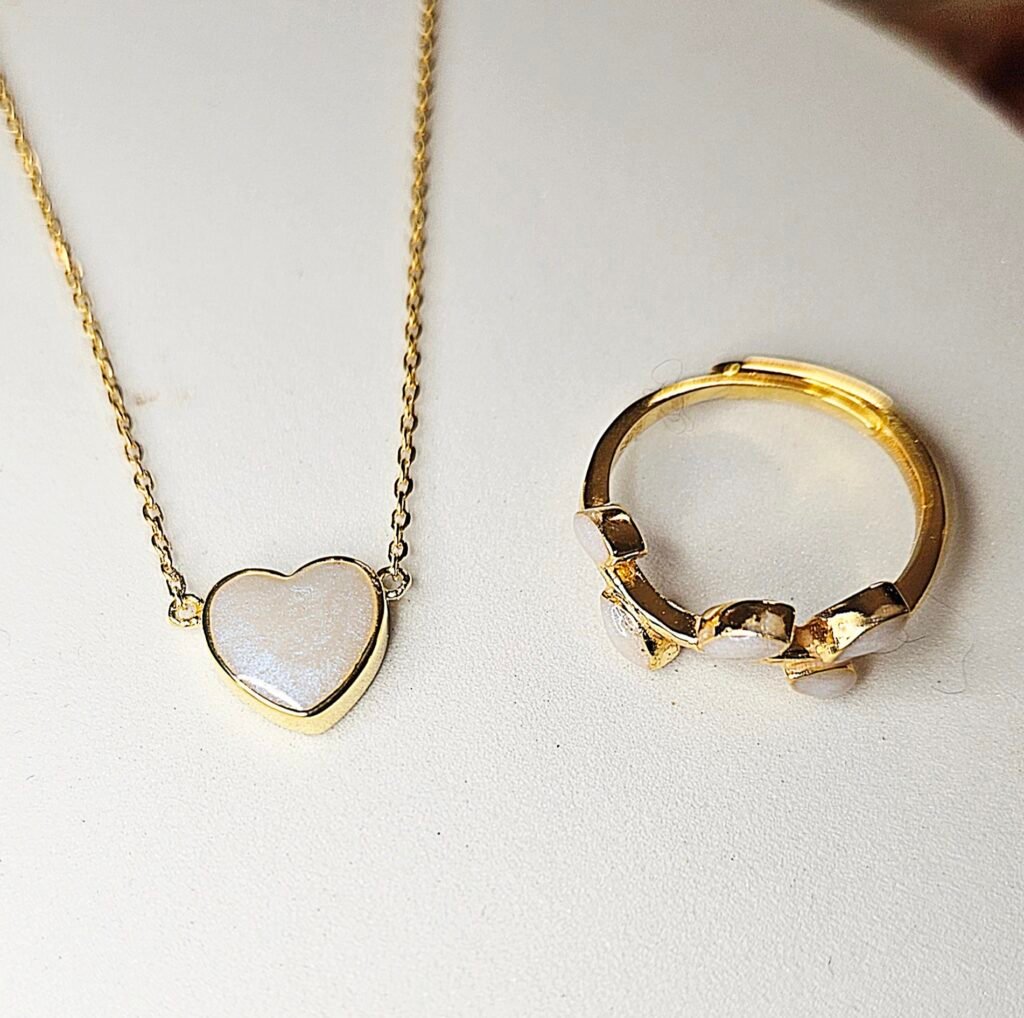 Muttermilchschmuck: Kette mit Herz-Anhänger und Ring mit mehreren Fassungen in Gold, aus dem Workshop in Wuppertal