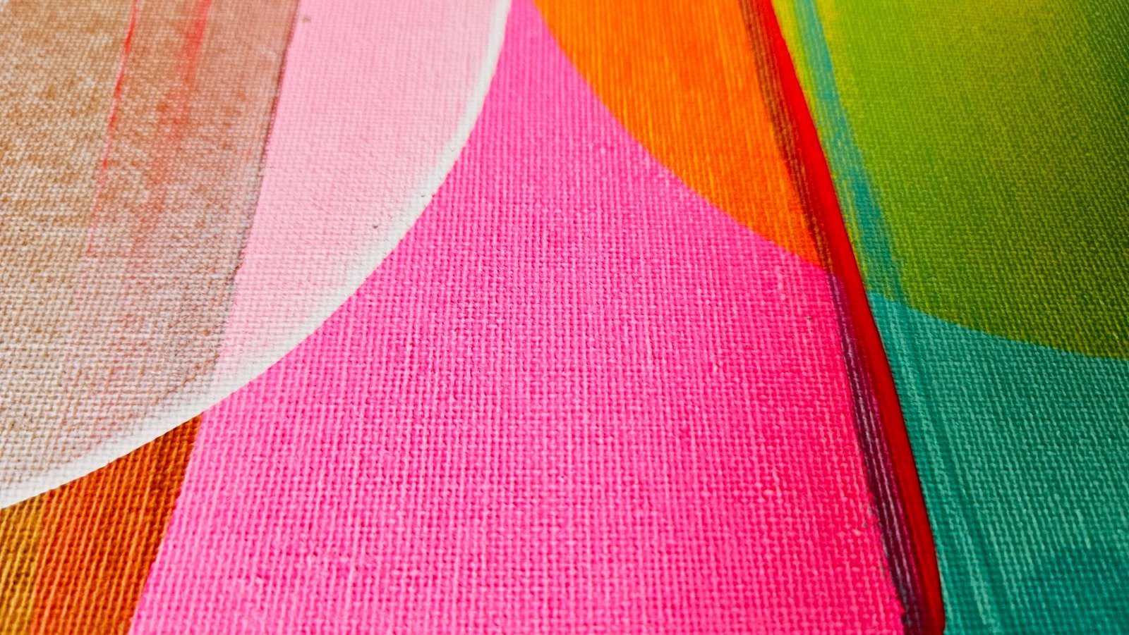 Nahaufnahme eines abstrakten Acrylbildes auf Leinwand mit Farbflächen in Pink, Orange, Grün und Türkis, aus dem Squeegee-Art-Workshop in Wuppertal