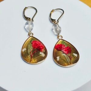 Tropfenförmige Ohrringe aus UV-Resin mit echten gepressten Blüten in Rot und Weiß, gefasst in Gold, aus dem Schmuck-Workshop in Wuppertal