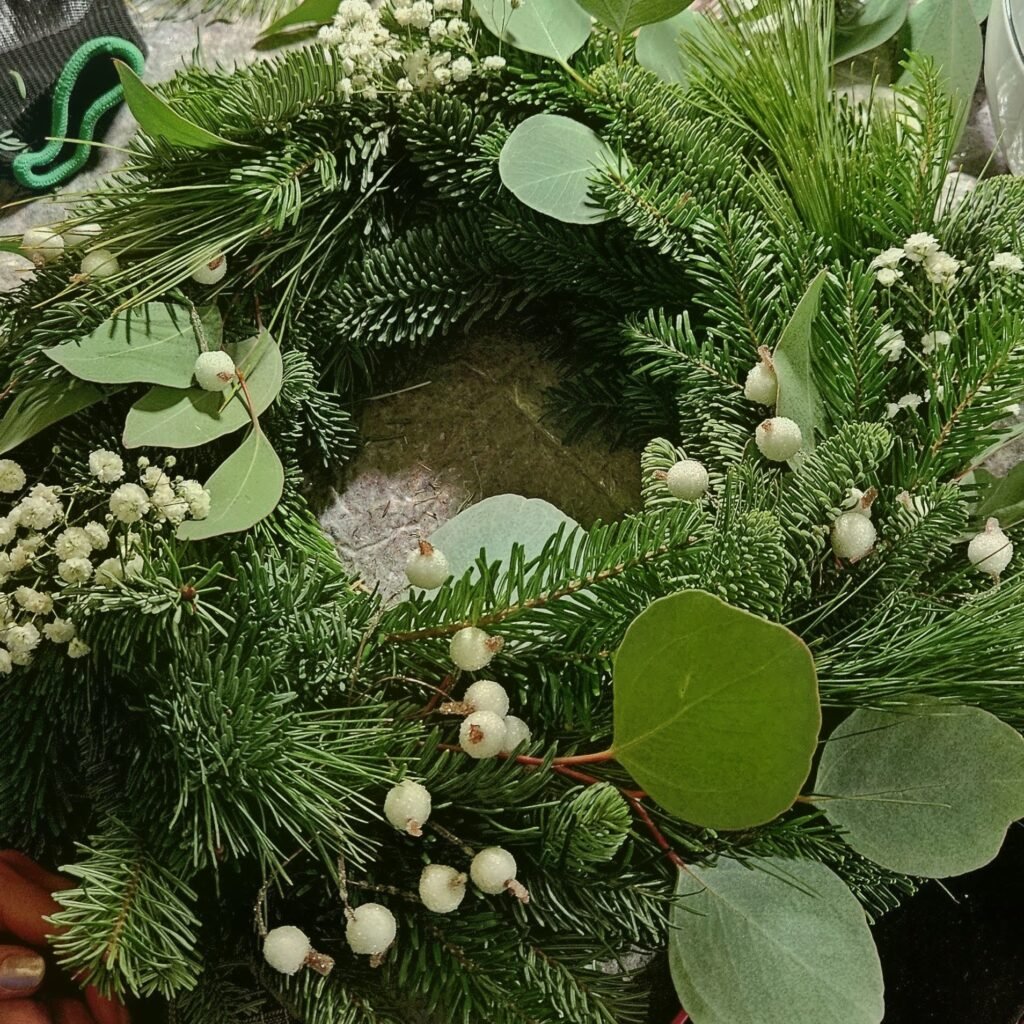 Adventskranz mit Tannengrün, Eukalyptus, Schleierkraut und weißen Beeren, aus dem Workshop Adventskranz binden in Wuppertal
