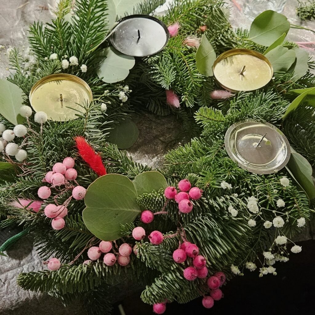 Adventskranz mit rosa Zuckerbeeren, Eukalyptus, Schleierkraut und vier goldenen Kerzenhaltern, aus dem Workshop Adventskranz binden in Wuppertal