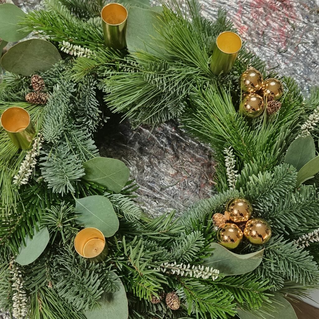 Adventskranz in Grün und Gold mit Eukalyptus, Zapfen, goldenen Kugeln und vier goldenen Kerzenhaltern, aus dem Workshop Adventskranz binden in Wuppertal