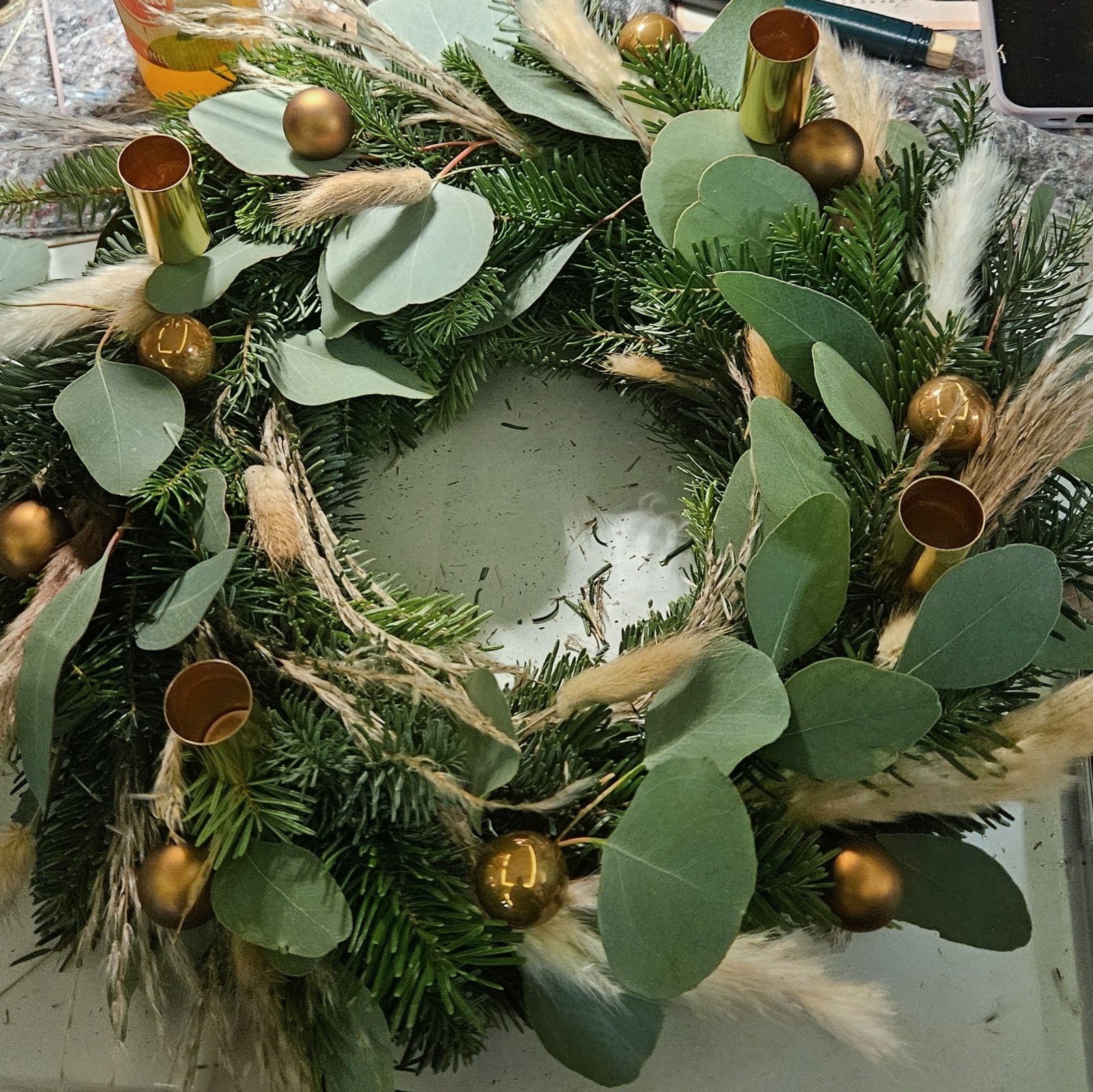 Adventskranz in Natur- und Goldtönen mit Eukalyptus, Pampasgras und goldenen Kugeln, aus dem Workshop Adventskranz binden in Wuppertal
