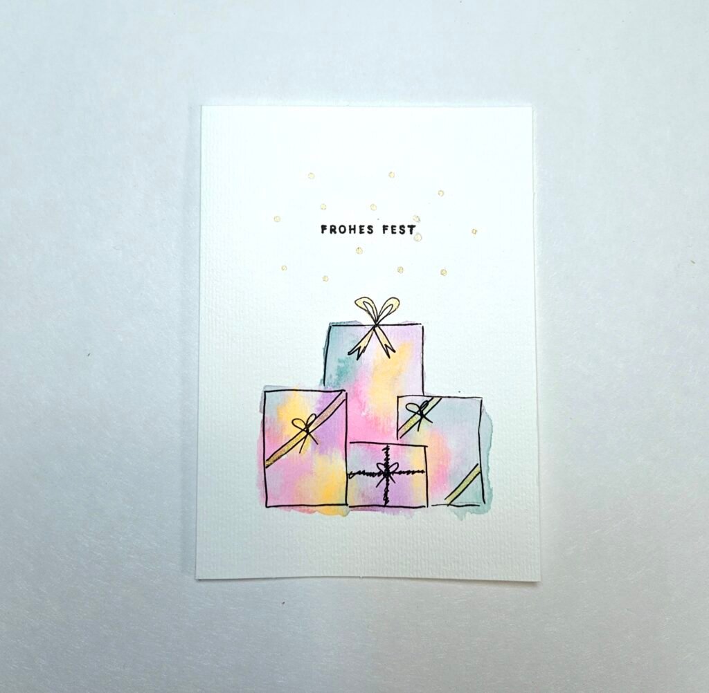 Handgemalte Weihnachtskarte mit Geschenkestapel in Pastell-Aquarell, goldenen Schleifen und Stempel „Frohes Fest“