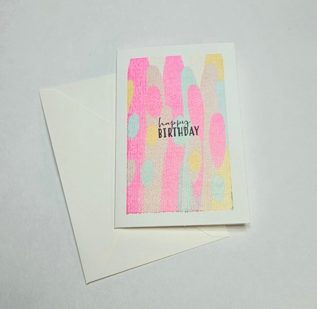 Handbemalte Grußkarte mit abstraktem Muster in Pink, Gelb und Mint und dem Schriftzug „happy birthday", aus dem DIY-Style-Cards-Workshop in Wuppertal