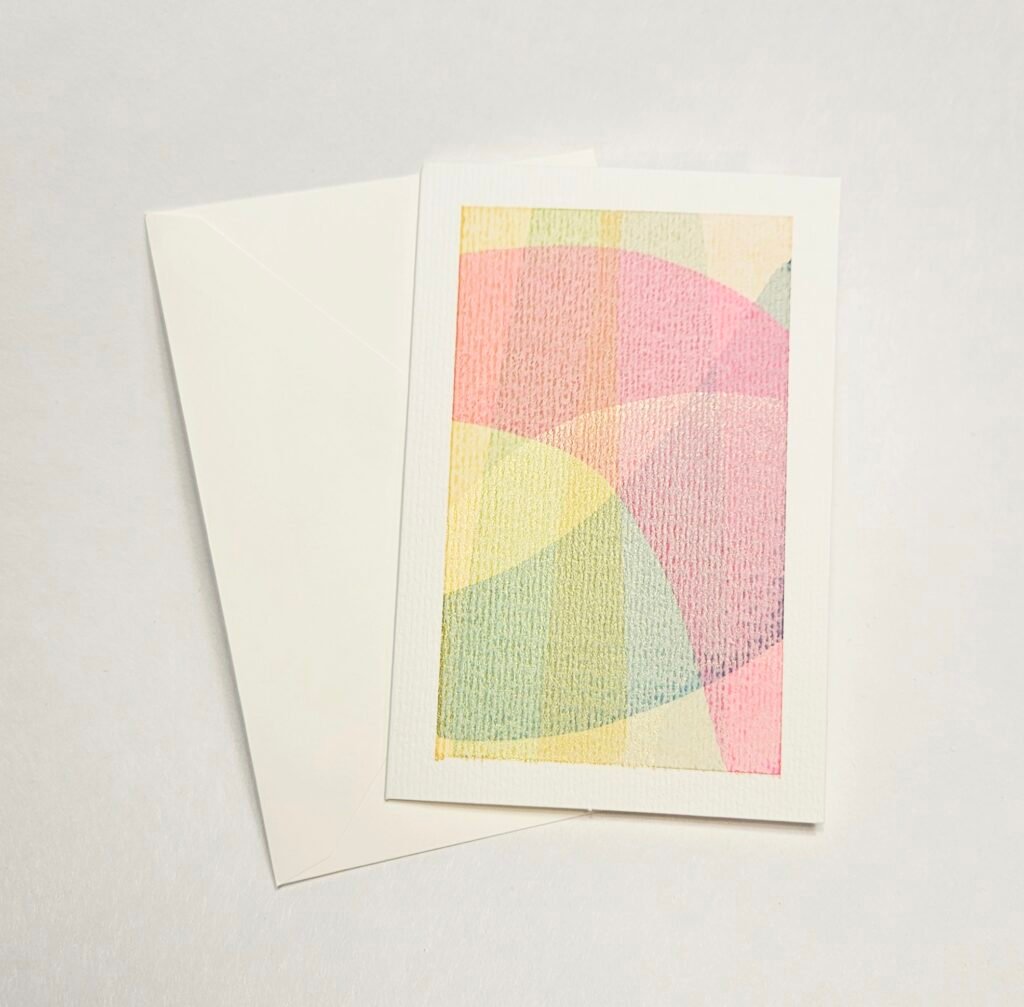 Handbemalte Grußkarte mit überlagerten Farbflächen in Rosa, Gelb und Mint ohne Schriftzug, aus dem DIY-Style-Cards-Workshop in Wuppertal
