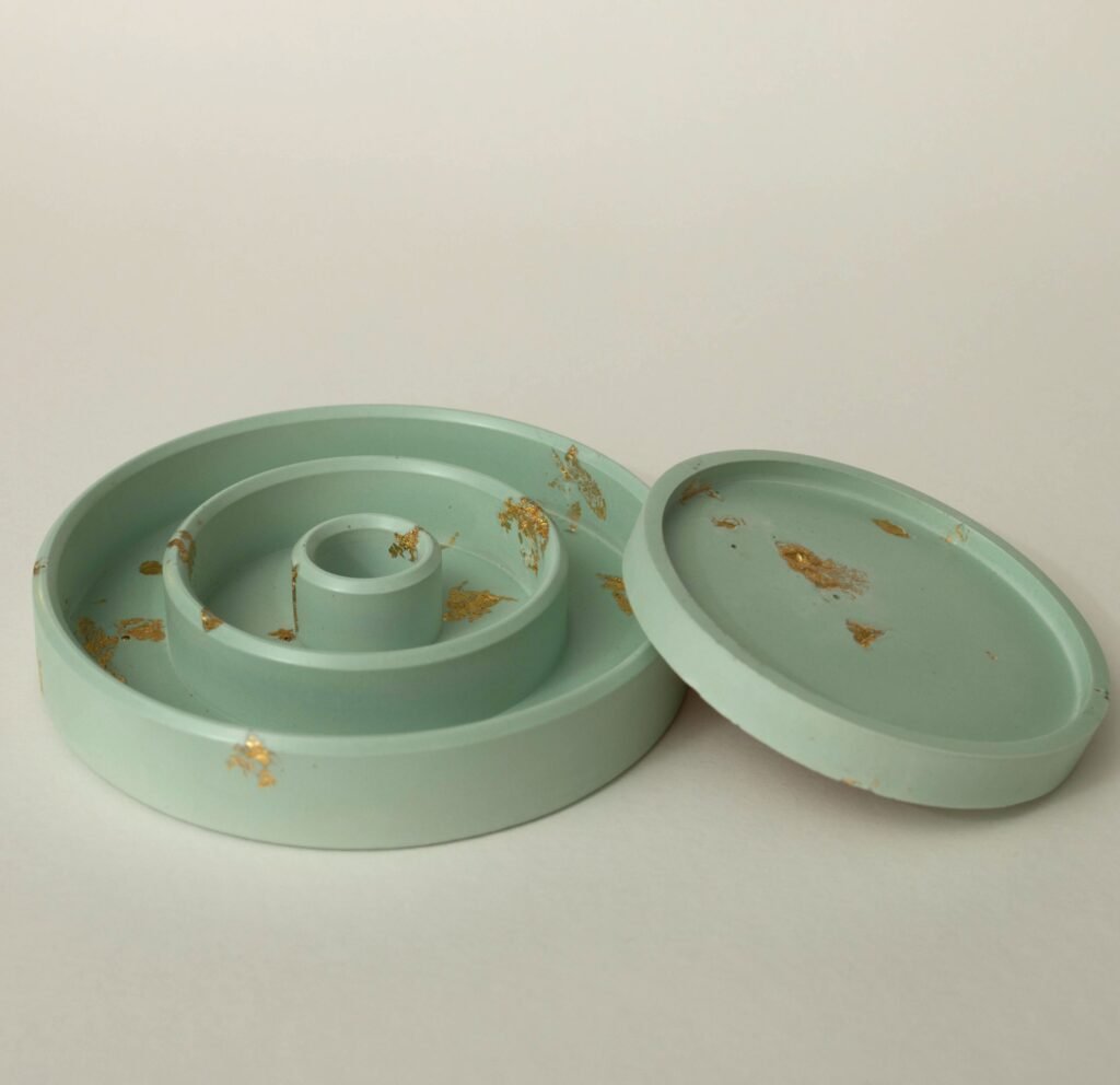 Ovales Tablett und Kerzenhalter aus Gießkeramik in Mintgrün mit Blattgold-Akzenten, aus dem Workshop Gießkeramik in Wuppertal