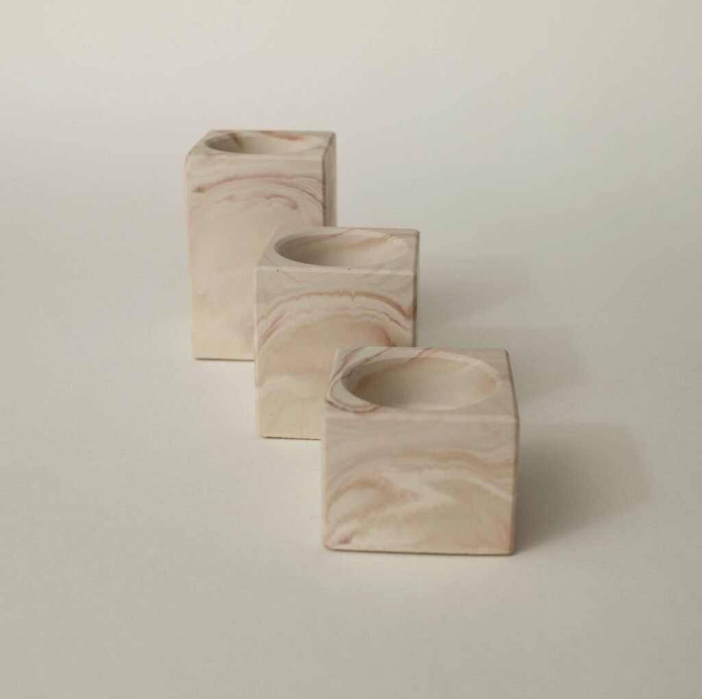 Drei eckige Kerzenhalter aus Gießkeramik in marmoriertem Rosé-Beige, aus dem Workshop Gießkeramik in Wuppertal