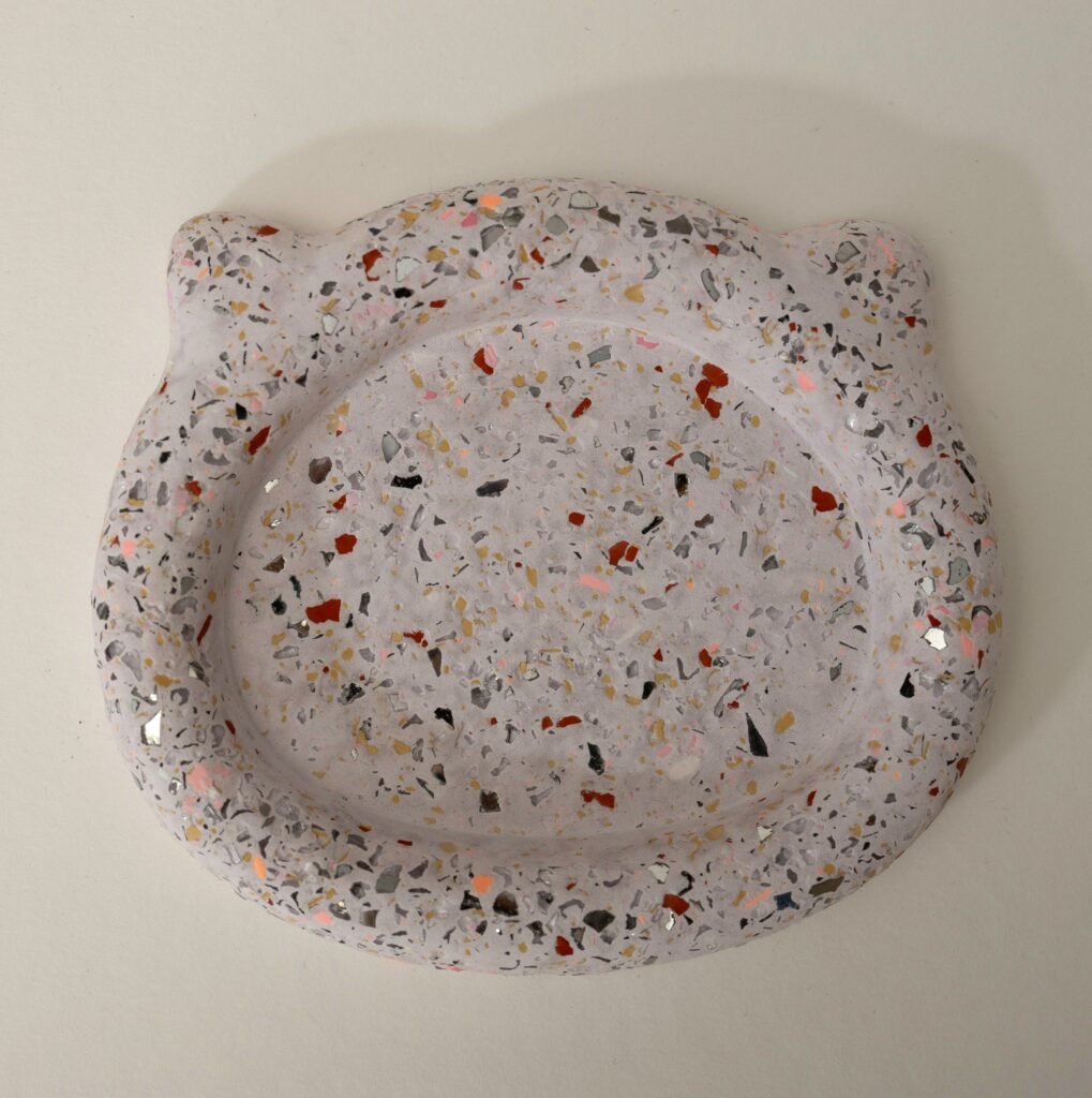 Schale aus Gießkeramik in Katzenform mit Terrazzo-Muster in Rot, Grau und Gold, aus dem Workshop in Wuppertal