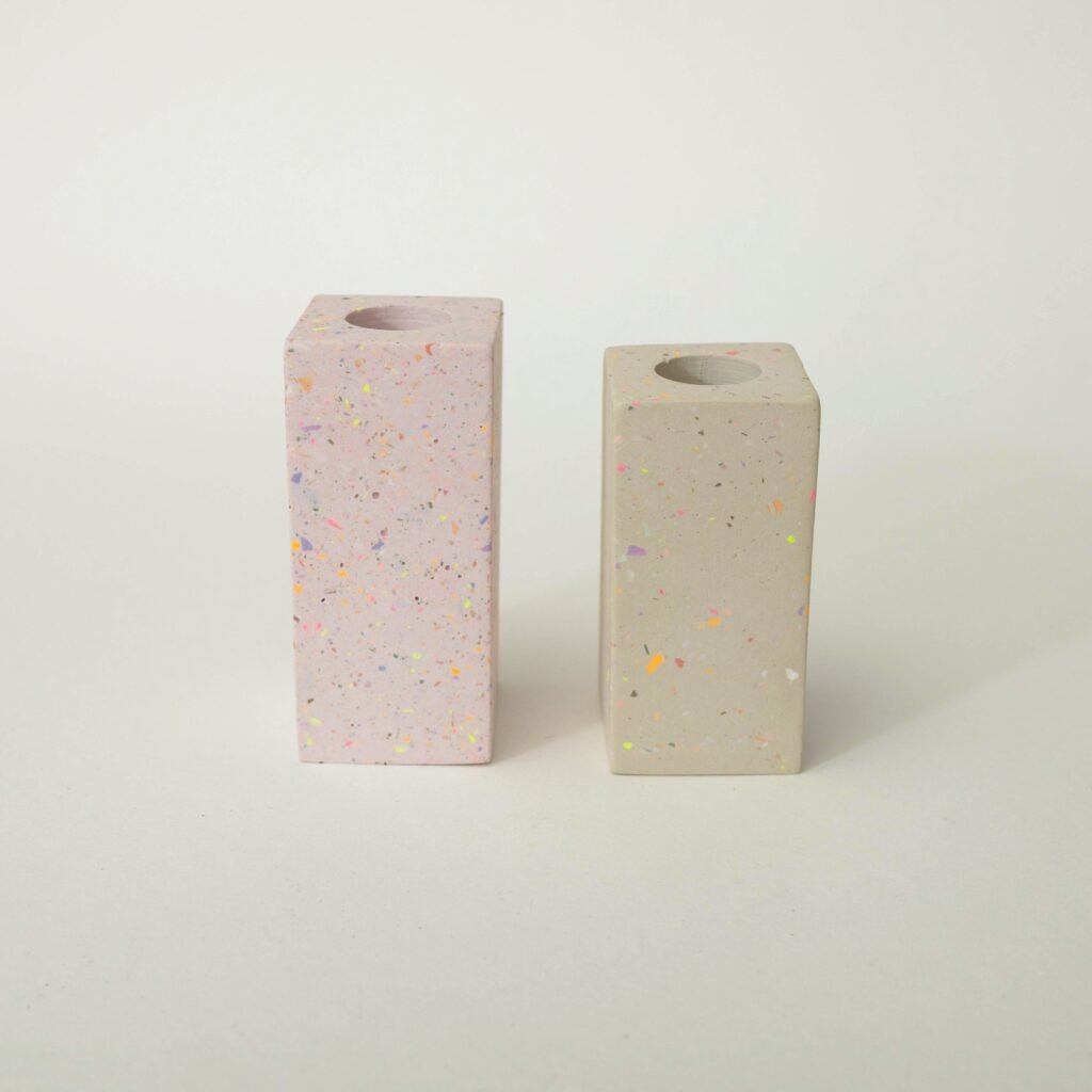 Zwei eckige Kerzenhalter aus Gießkeramik in Rosé und Beige mit Terrazzo-Sprenkeln, aus dem Workshop in Wuppertal