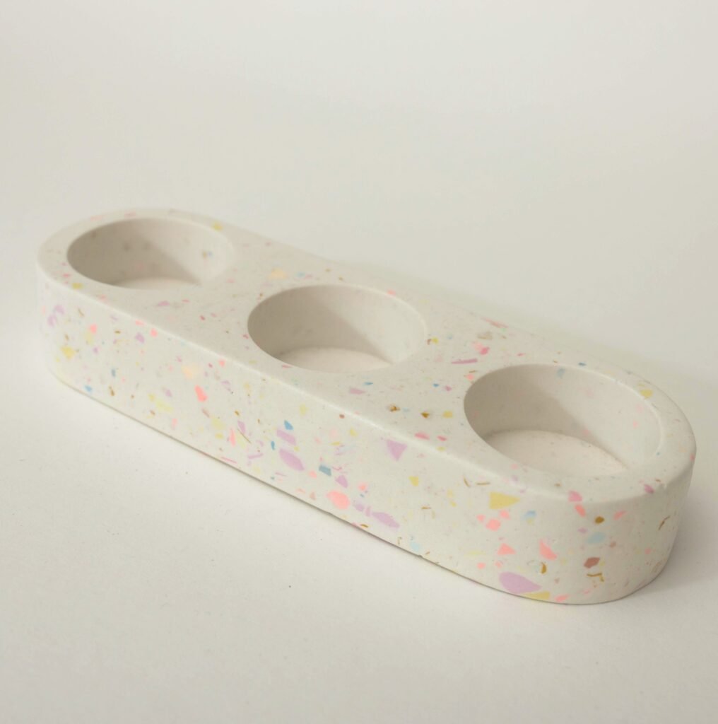 Länglicher Teelichthalter aus Gießkeramik für drei Kerzen mit pastellfarbenem Terrazzo-Muster, aus dem Workshop in Wuppertal