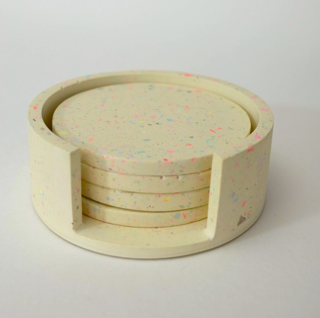 Untersetzer-Set aus Gießkeramik mit passendem Halter, cremefarben mit buntem Terrazzo-Muster, aus dem Workshop in Wuppertal