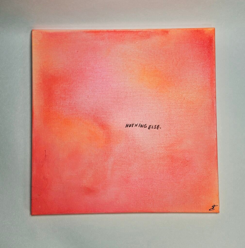 Quadratische Leinwand mit Farbverlauf in Koralle, Rosa und Orange und handgeschriebenem Schriftzug „Nothing else.“