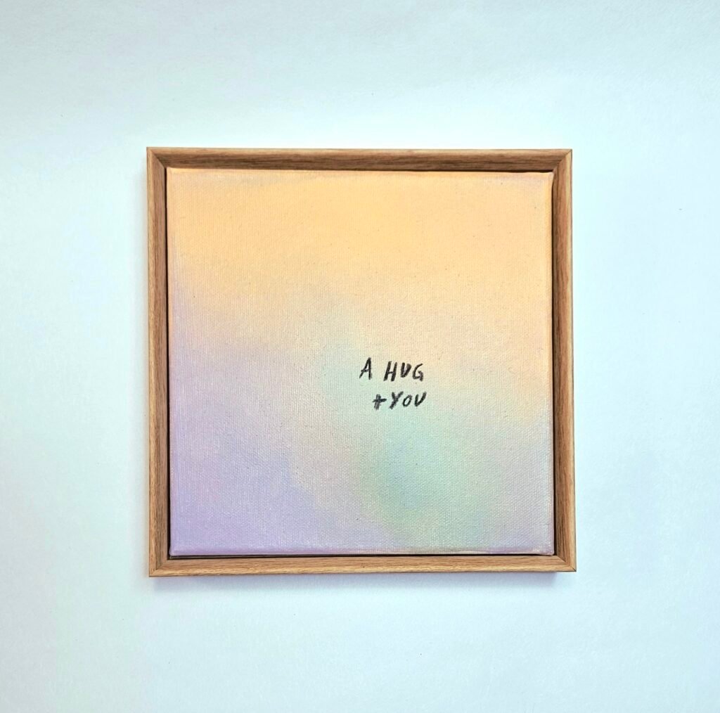 Gerahmtes Gradient-Art-Bild im Holzrahmen mit Farbverlauf in Pfirsich, Flieder und Mint und Schriftzug „A hug + you“