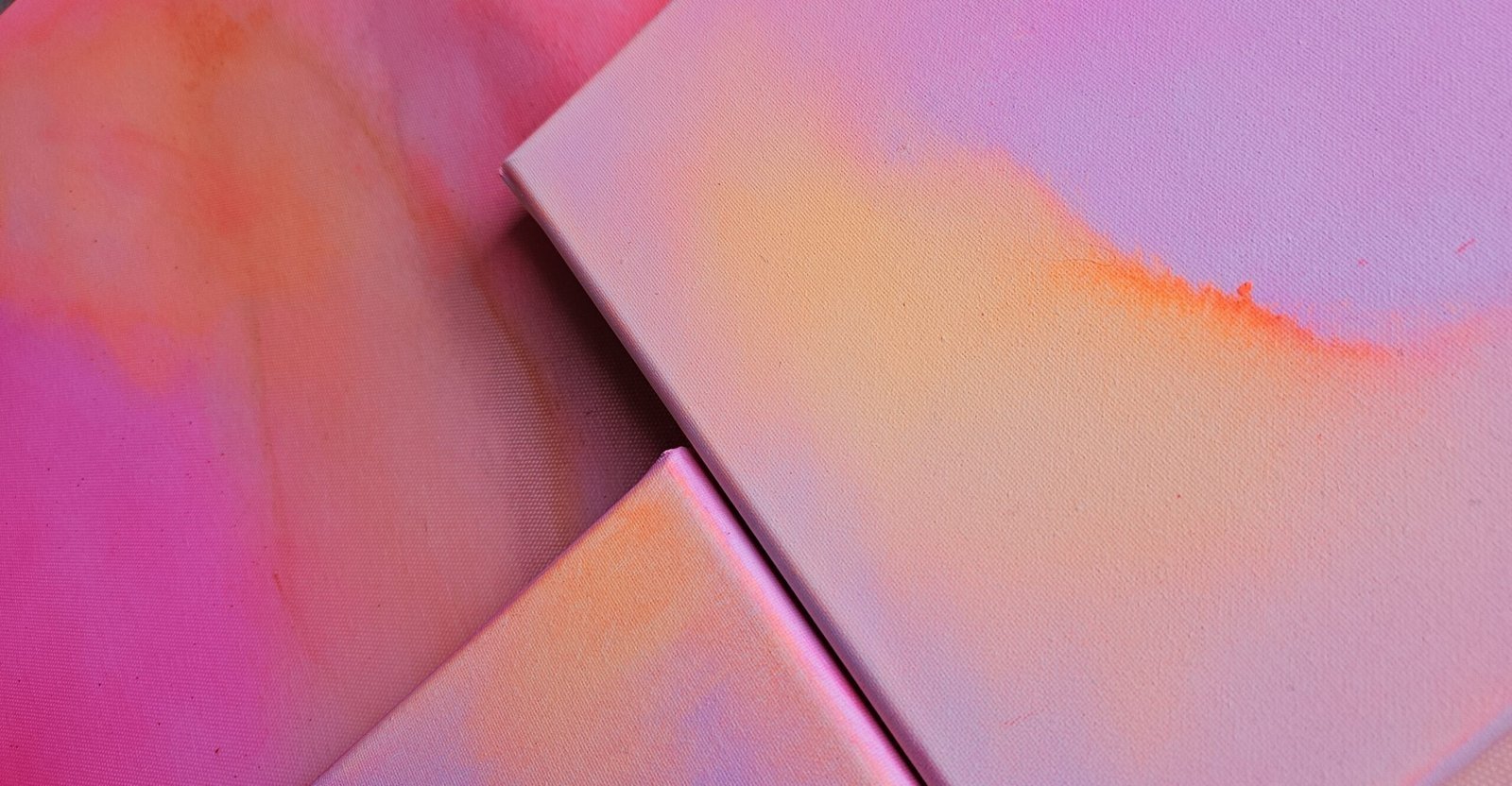 Nahaufnahme mehrerer Leinwände mit Farbverläufen in Pink, Flieder und Neonorange – Gradient-Art-Workshop in Wuppertal