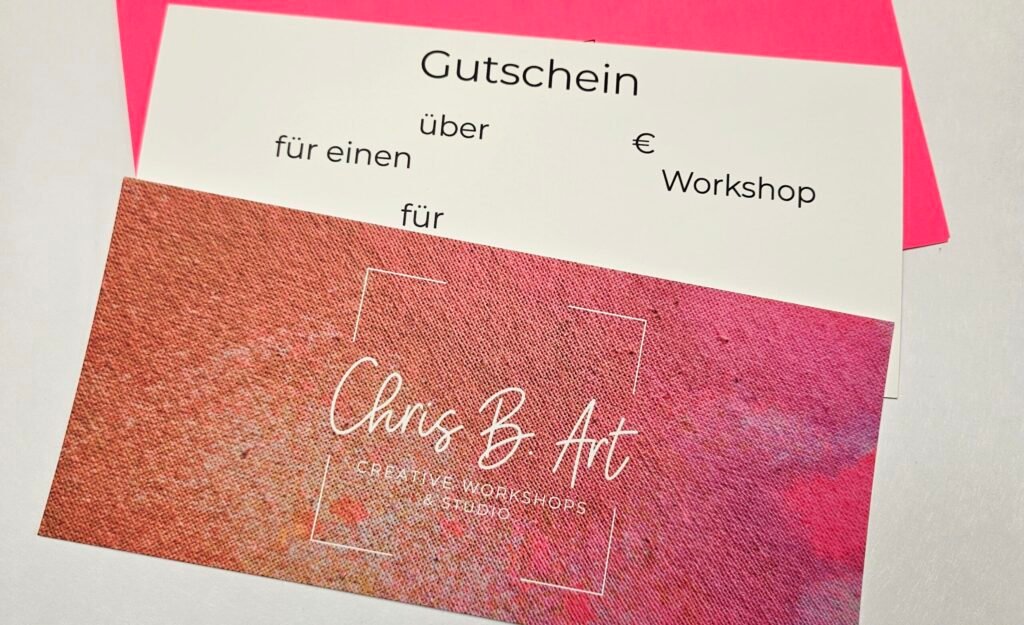 Gutschein für einen Workshop bei Chris B.Art, Vorder- und Rückseite mit Logo auf pink-orangem Farbverlauf, dahinter ein pinker Umschlag