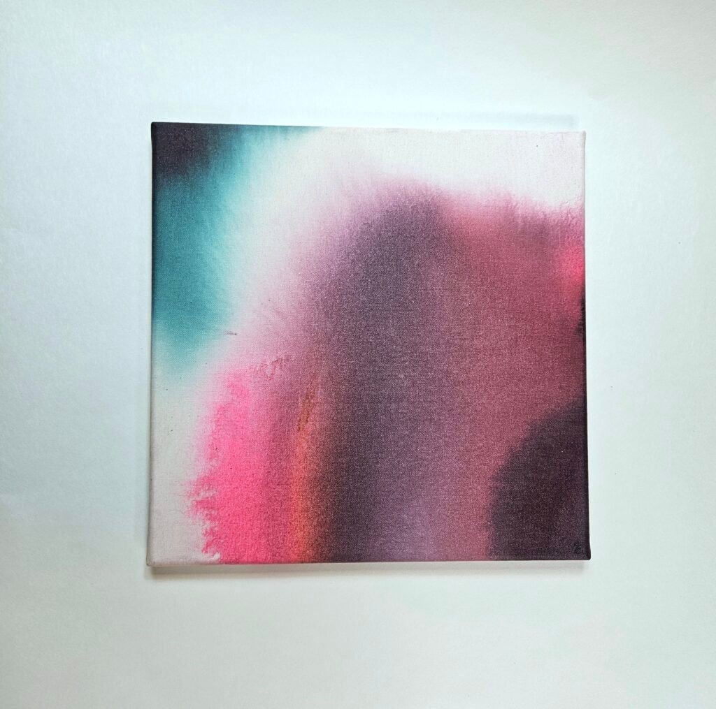 Soak-Stain-Bild mit weichen Übergängen von Türkis über Pink zu dunklem Pflaumenviolett auf heller Leinwand