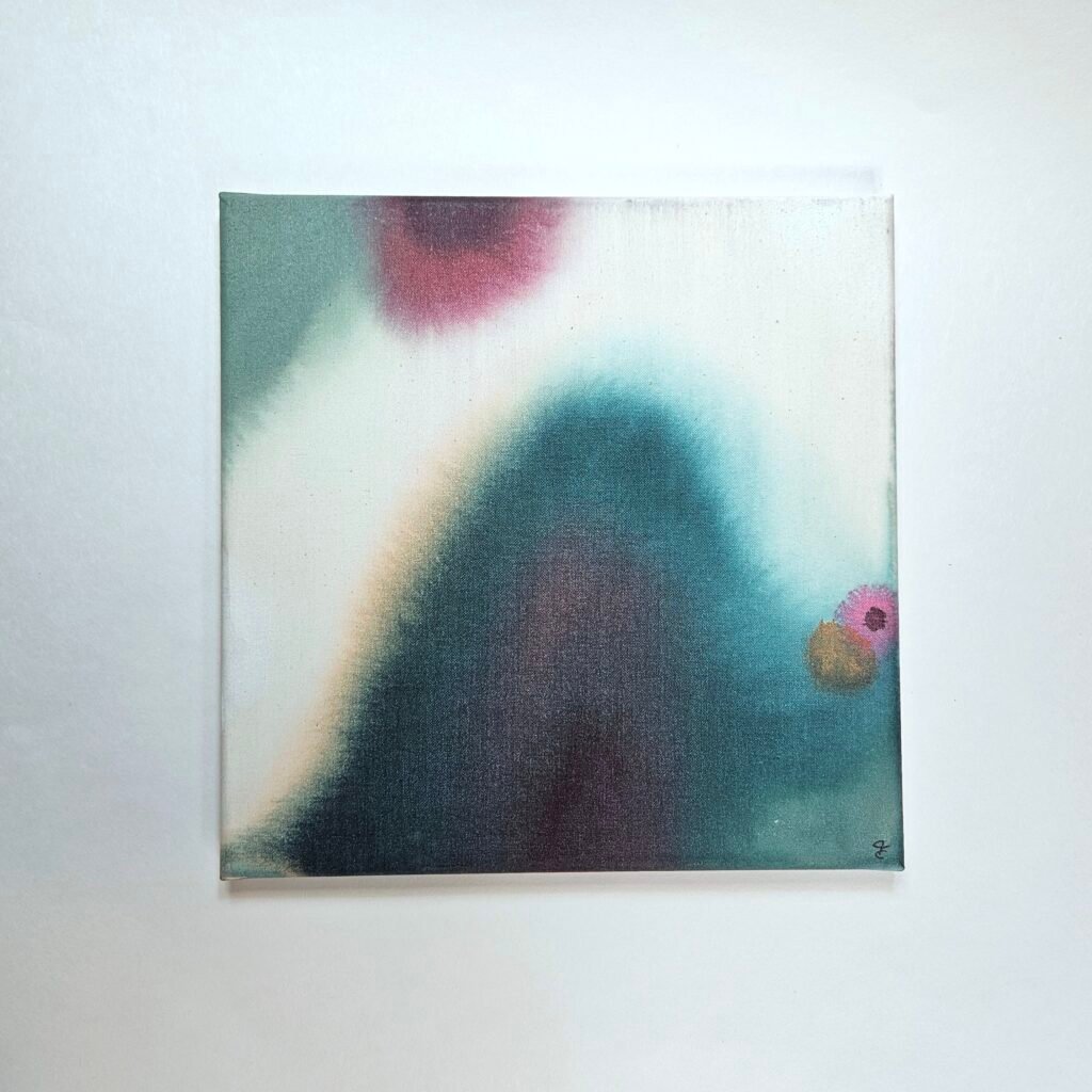 Abstrakte Leinwand in Petrol und Dunkelviolett mit bordeauxrotem Farbfleck und kleinen Tupfen in Pink und Ocker