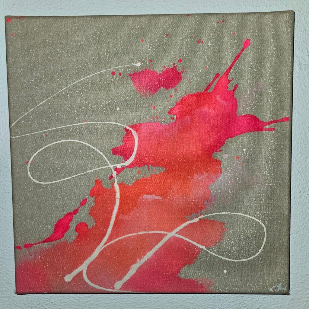 Soak Stain Art auf Naturleinen: pink-orangefarbener Farbfleck mit verschlungenen weißen Linien und feinen Spritzern