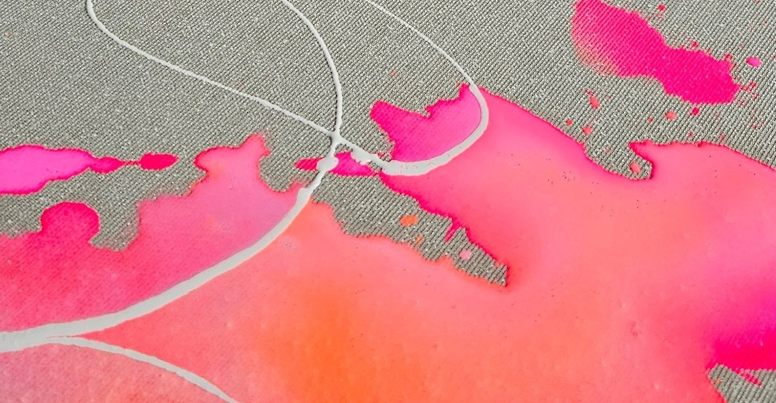 Nahaufnahme Soak Stain Art: Neonpink und Orange eingezogen in Leinen, darüber eine cremeweiße Linie – Workshop in Wuppertal