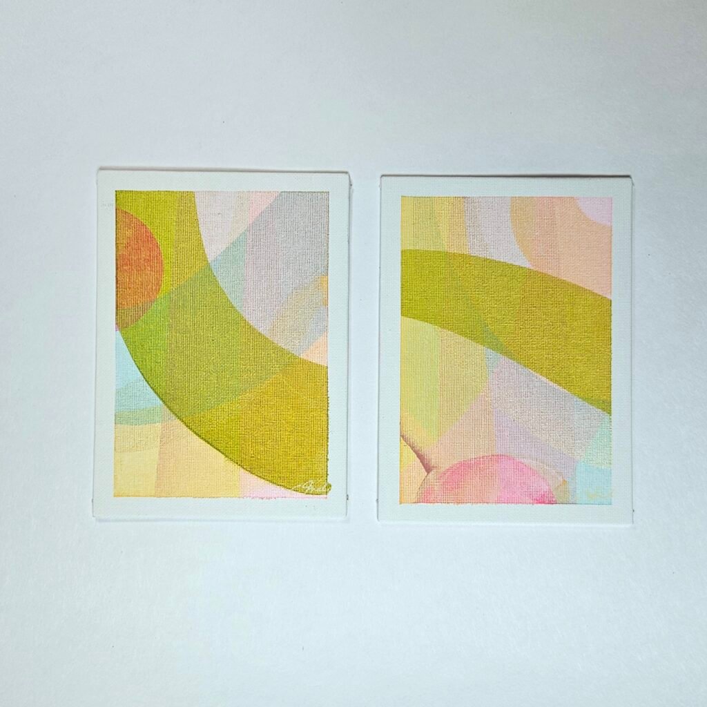 Abstraktes Acrylbild mit gemustertem Kreis in Gelb, Pink und Grün auf violettem Grund, aus dem Squeegee-Art-Workshop in Wuppertal