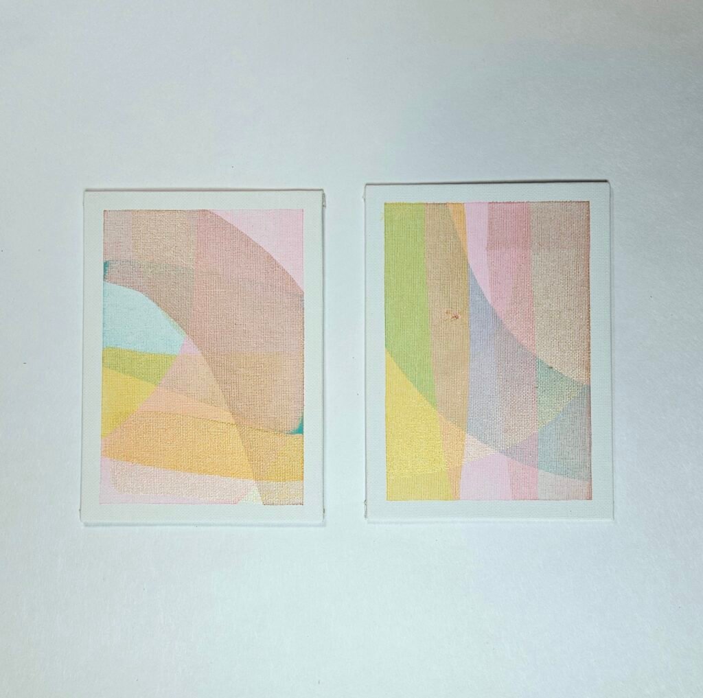 Zweiteiliges abstraktes Acrylbild mit geschwungenen Farbflächen in Olivgrün, Gelb und Rosa, aus dem Squeegee-Art-Workshop in Wuppertal