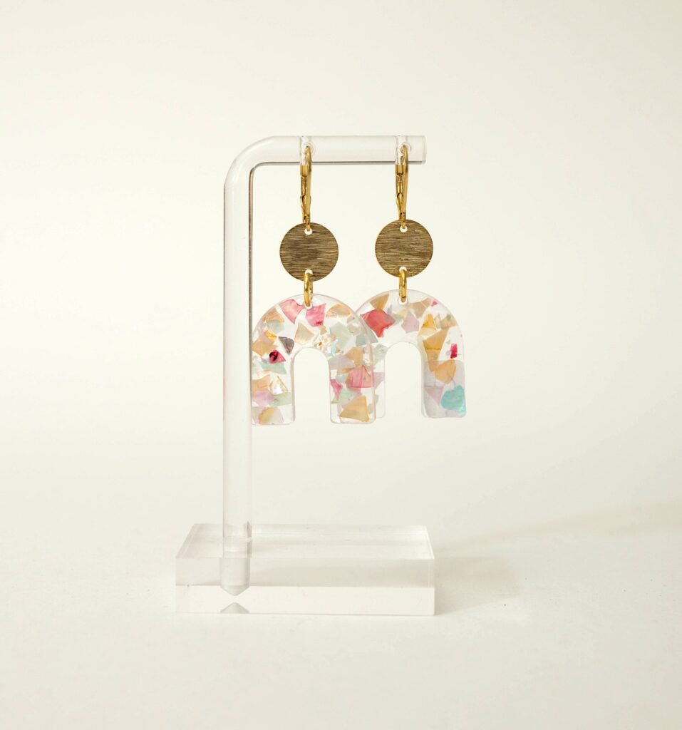 Bogenförmige UV-Resin Ohrringe mit bunten Perlmutt-Flakes und goldenen Scheiben, aus dem Schmuck-Workshop in Wuppertal