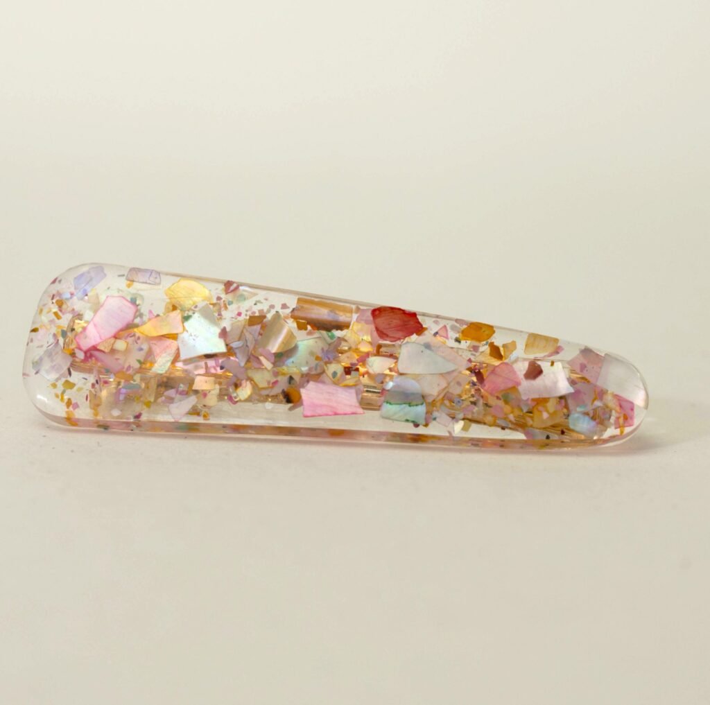 Haarspange aus UV-Resin mit bunten Perlmutt-Flakes in Rosa, Gold und Mint, aus dem Schmuck-Workshop in Wuppertal