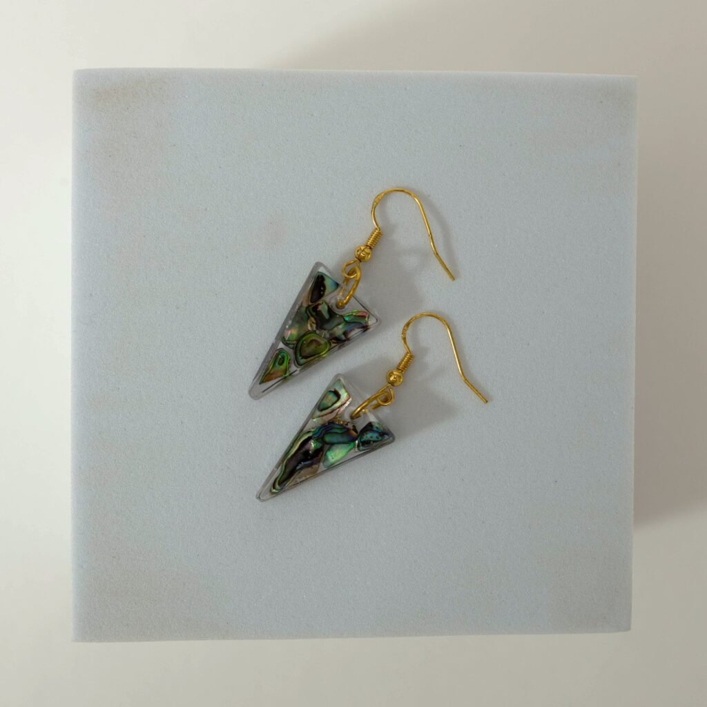 Dreieckige UV-Resin Ohrringe mit schimmernden Perlmutt-Einlagen in Grün und Blau, aus dem Schmuck-Workshop in Wuppertal