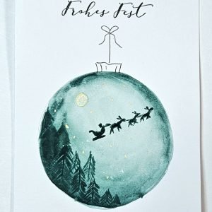 Aquarell-Weihnachtskarte: grüne Christbaumkugel mit Tannenwald, Rentierschlitten und goldenen Sternen