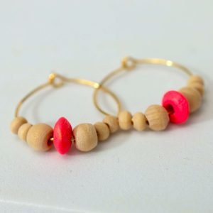 Goldene Creolen mit naturfarbenen Holzperlen und je einer neonpinken Scheibenperle als Akzent