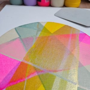 In einem Workshop hat ein Teilnehmer ein Bild mit einer Rakeltechnik gemalt