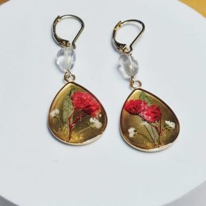 Tropfenförmige Ohrringe aus UV-Resin mit echten gepressten Blüten in Rot und Weiß, gefasst in Gold, aus dem Schmuck-Workshop in Wuppertal